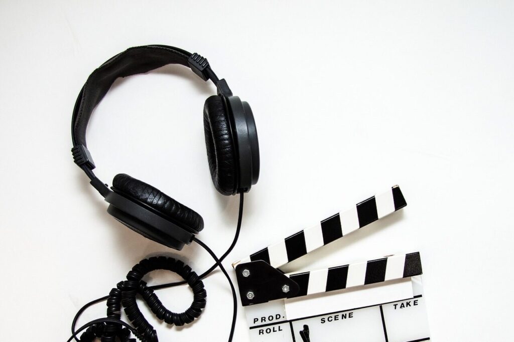 headphones, clapper, clapperboard-4223911.jpg
